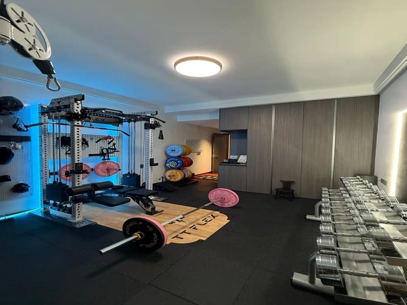 Natte gladde rubberen vloeren vs getextureerde grip op munten